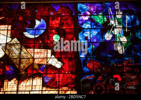 Glasfenster (1984) von Mordecai Ardon, in der Lobby der Nationalbibliothek Israels, Givat RAM, Jerusalem Stockfoto