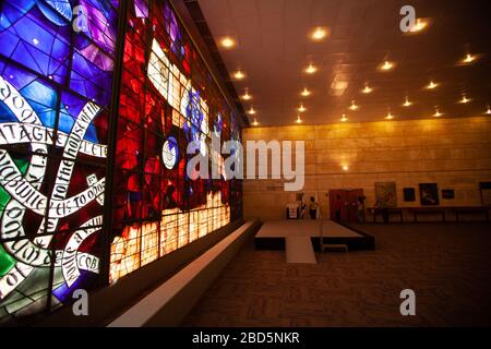 Glasfenster (1984) von Mordecai Ardon, in der Lobby der Nationalbibliothek Israels, Givat RAM, Jerusalem Stockfoto