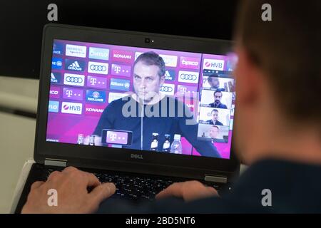 München, Deutschland. April 2020. Ein Journalist folgt auf einer Videokonferenz mit Trainer Hansi Flick vom FC Bayern München auf einem Laptop. Credit: Matthias Balk / dpa / Alamy Live News Stockfoto