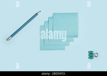 Aufkleberpapier. Monochrome, elegante und trendige Komposition in blauer Farbe auf Studiohintergrund. Draufsicht, flacher Lay. Reine Schönheit der üblichen Dinge. Copyspace für Werbung. Büro, Arbeitsplatz, Notizen. Stockfoto