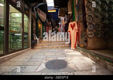 Über Dolorosa in der Altstadt, Jerusalem, Israel. Souvenirläden unterwegs Stockfoto