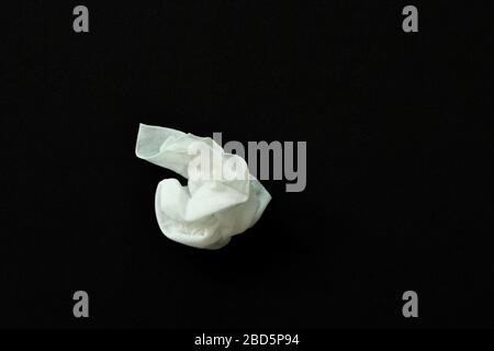 Weißes nasses Gewebe auf schwarzem Stoffhintergrund Stockfoto