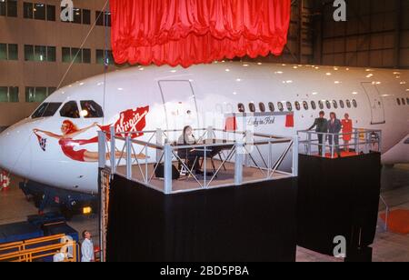 Der Popsänger Chris de Burgh singt sein Schlagerlied "Lady in Red" bei einer Startfeier für einen neuen Airbus-Airliner Virgin Atlantic. HRH Princess of Wales, Prin Stockfoto