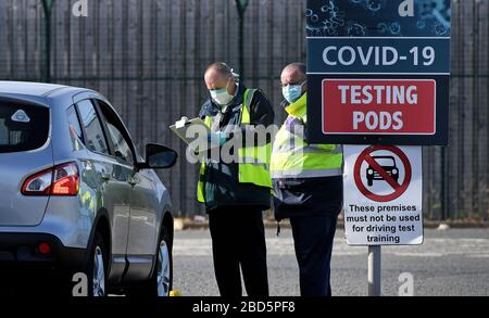 Ein MOT-Testzentrum in Belfast, Nordirland, das als Teststandort für Covid-19 verwendet wird, da Großbritannien weiterhin in Sperrniederlegung ist, um die Ausbreitung des Coronavirus einzudämmen. Stockfoto