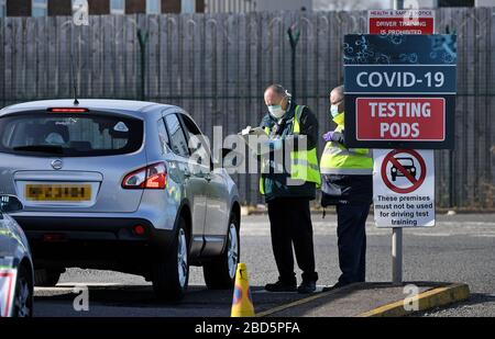 Ein MOT-Testzentrum in Belfast, Nordirland, das als Teststandort für Covid-19 verwendet wird, da Großbritannien weiterhin in Sperrniederlegung ist, um die Ausbreitung des Coronavirus einzudämmen. Stockfoto