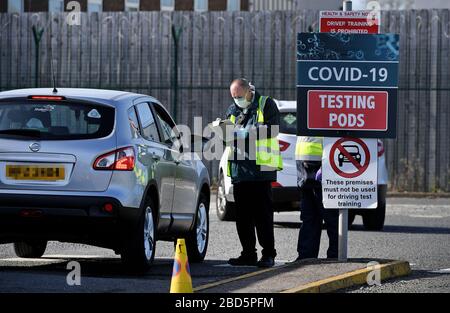 Ein MOT-Testzentrum in Belfast, Nordirland, das als Teststandort für Covid-19 verwendet wird, da Großbritannien weiterhin in Sperrniederlegung ist, um die Ausbreitung des Coronavirus einzudämmen. Stockfoto