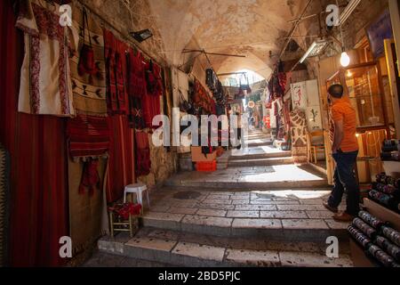 Über Dolorosa in der Altstadt, Jerusalem, Israel. Souvenirläden unterwegs Stockfoto