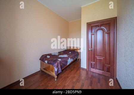 Leeres, preisgünstiges Zimmer mit eigener Einrichtung, ohne persönliche Gegenstände und Dekorationen, neue Ankunft Stockfoto