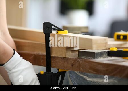 Holzarbeiter befestigt Holzteile auf Werkbank Stockfoto