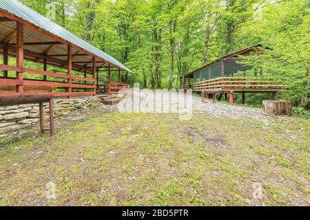 Picknickplätze im Quellwald. Stockfoto