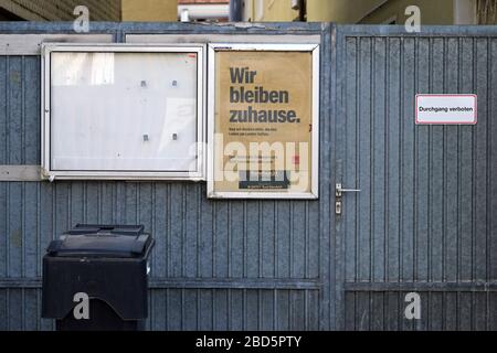 Bad Hersfeld, Deutschland. April 2020. "Wir wohnen zu Hause" ist auf einem Plakat an einem Hinterhofeingang in der Altstadt geschrieben. Um die Ausbreitung des Corona-Virus zu verlangsamen, hat die Bundesregierung das öffentliche Leben weiter stark eingeschränkt. Credit: Uwe Zucchi / dpa / Alamy Live News Stockfoto