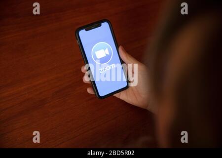 LONDON, Großbritannien - 7. April 2020: Beliebte Videokonferenz-App Zoom auf einem Smartphone Stockfoto