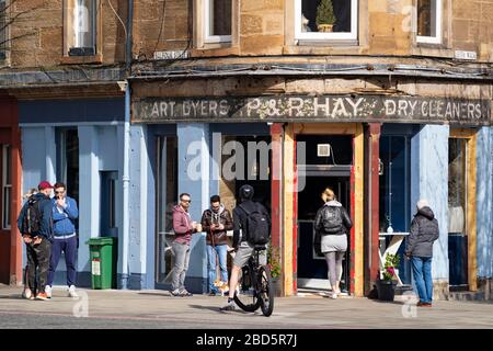 Leith, Edinburgh, Schottland, Großbritannien. April 2020. In der dritten Woche des landesweiten Coronavirus Sperrlebens in Leith geht es weiter, obwohl die Straßen meist verlassen sind und Geschäfte geschlossen sind. Abgebildet: Ein geschäftigtes Café ist immer noch auf dem Leith Walk geöffnet. Stockfoto