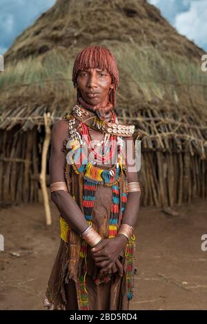 Drei Halsketten einer ersten Frau, Haare mit Butter und Ton geflochten, Turmi Algo, Hamer Stamm oder ethnische Gruppe, Wagnerki Village, Tumi, Äthiopien. Stockfoto