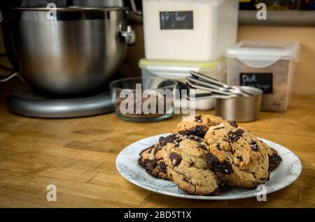 Hausgemachte Chocolate Chip Cookies auf weißem Teller Stockfoto