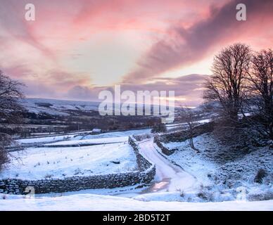 Roter und rosafarbener Himmel über Farndale, North York Moors Stockfoto