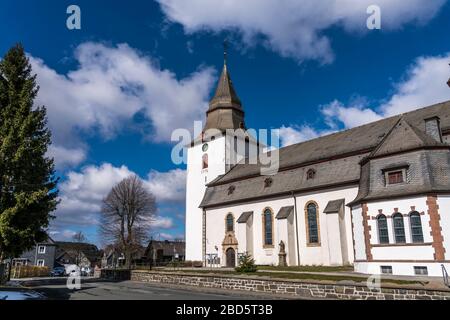 Die St.-Jakobus-Kirche in Winterberg, Sauerland, Nordrhein-Westfalen, Deutschland, Katholische St.-Jakobus-Kirche in Winterberg, Sauerland, Nord Stockfoto