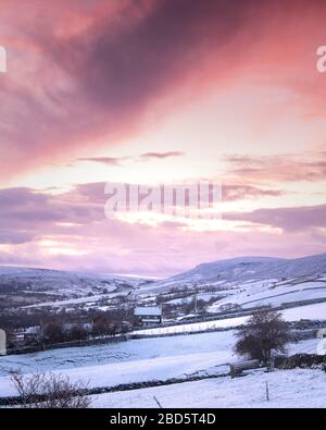 Roter und rosafarbener Himmel über Farndale, North York Moors Stockfoto