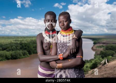 Hoch über dem Omo River, Karo Stamm oder ethnische Gruppe Mitglieder sind beste Freunde, Tumi, Äthiopien. Stockfoto