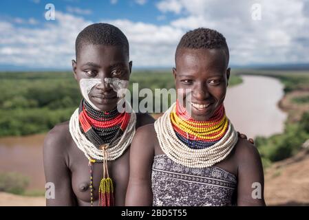 Hoch über dem Omo River, Karo Stamm oder ethnische Gruppe Mitglieder sind beste Freunde, Tumi, Äthiopien. Stockfoto