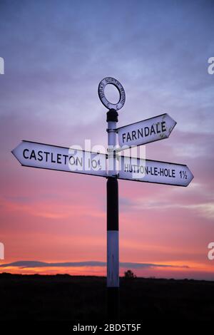 Roter und rosafarbener Himmel über Farndale, North York Moors Stockfoto