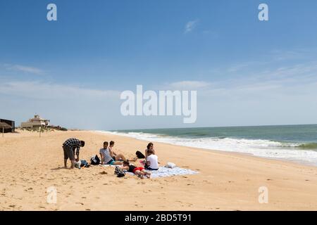 Gruppe am Strand in Praia de Faro (Mar), Algarve, Portugal Stockfoto