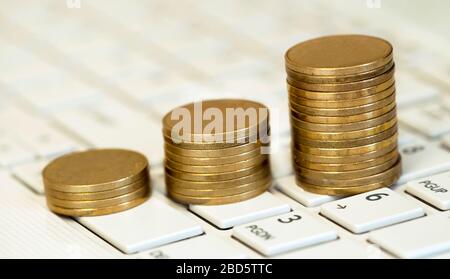 Online-Geschäft Erfolg, Geldmünzen Stapel auf einer Computertastatur Stockfoto