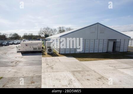 Manor Park, London, Großbritannien. April 2020. Die Arbeiten am Bau einer provisorischen Leichenhalle im Manor Park, im Osten Londons, werden fortgesetzt; wegen des Ausbruchs des Coronavirus. Credit: Marcin Nowak/Alamy Live News Stockfoto