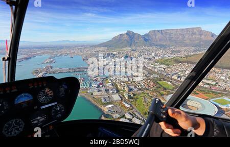 Luftaufnahme aus einem Hubschrauber, der in Richtung Kapstadt CBD und Tafelberg gerichtet ist Stockfoto