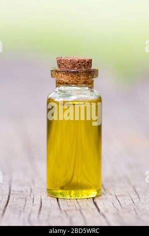 Ätherisches Kräuteröl in einer kleinen Flasche, vertikaler Hintergrund Stockfoto