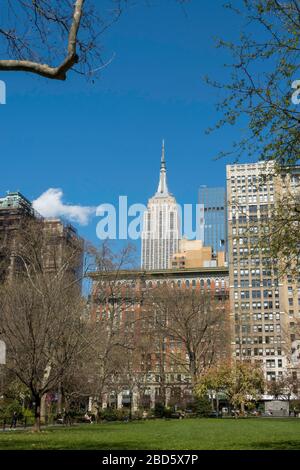 Der Madison Square Park ist an einem sonnigen Nachmittag während der Covid-19-Pandemie, New York City, USA, fast verlassen Stockfoto