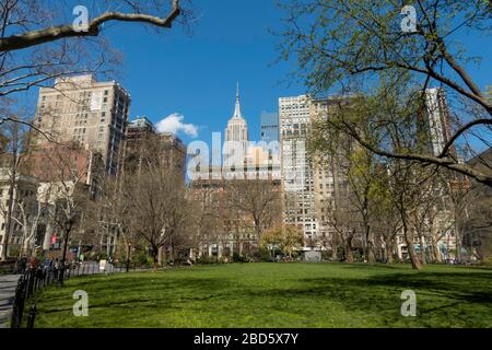 Der Madison Square Park ist an einem sonnigen Nachmittag während der Covid-19-Pandemie, New York City, USA, fast verlassen Stockfoto