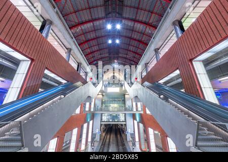 ANTWERPEN, BELGIEN - 5. MÄRZ 2020: Rolltreppen und Bahnsteige des Bahnhofs Antwerpen-Centraal. Der Bahnhof stammt aus dem Jahr 1905. Stockfoto