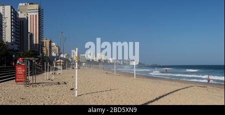 Fast menschenleerer Leblon-Strand und -Boulevard während des COVID-19 Corona-Virus-Ausbruchs an einem sonnigen Mittag Stockfoto