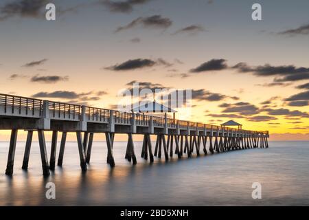 Juno, Florida, USA am Juno Beach Pier bei Sonnenaufgang.