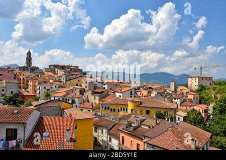Panoramablick auf eine mittelalterliche Stadt in der Region Basilikata, Italien Stockfoto
