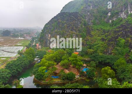 Landschaft von Tam CoC bei starkem Regen, Vietnam Stockfoto