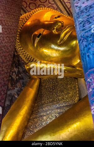Bangkok, THAILAND, 10. JANUAR 2020: Große goldene Statue des sich zurückhaltend befindlichen Buddha Stockfoto