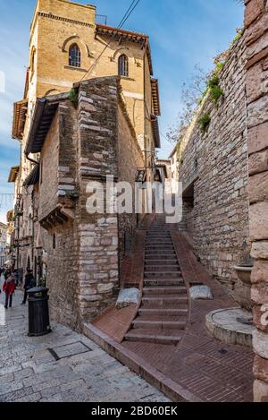 Assisi, Italien. Januar 2020. Eine schmale Stufenstraße im alten Zentrum von Assisi. Stockfoto