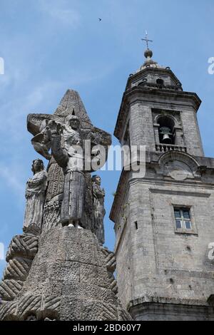 Statue des Heiligen Franziskus mit dem im Hintergrund befindlichen Kirchturm, Kirche San Francisco, Rúa de San Francisco, Santiago de Compostela, Galicien, Spanien, Europa Stockfoto