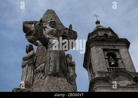 Statue des Heiligen Franziskus mit dem im Hintergrund befindlichen Kirchturm, Kirche San Francisco, Rúa de San Francisco, Santiago de Compostela, Galicien, Spanien, Europa Stockfoto