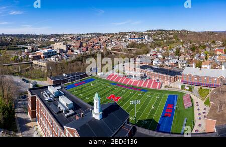 Morgantown, WV - 6. April 2020: Luftdrone Blick auf die Innenstadt von Morgantown West Virginia mit High-School-Fußballfeld im Vordergrund Stockfoto