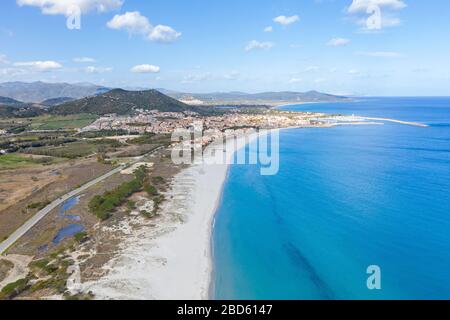 Luftaufnahme des Strandes von la caletta in siniscola, sardinien Stockfoto