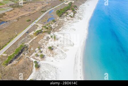 Luftaufnahme des Strandes von la caletta in siniscola, sardinien Stockfoto