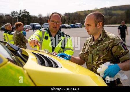 Mitglieder der britischen Armee während der Ausbildung, um den Welsh Ambulance Service NHS Trust (WAST) im Kampf gegen COVID-19 im Sennybridge Training Camp in Mid Wales zu unterstützen. Stockfoto