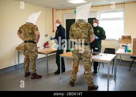 Mitglieder der British Army lernen, wie Sie während der Ausbildung PSA anwenden, um den Welsh Ambulance Service NHS Trust (WAST) im Kampf gegen COVID-19 im Sennybridge Training Camp in Mid Wales zu unterstützen. Stockfoto