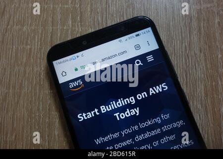 Amazon Web Services (AWS)-Website (aws.amazon.com) auf dem Smartphone angezeigt Stockfoto