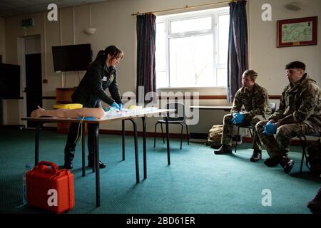 Mitglieder der britischen Armee während der Ausbildung, um den Welsh Ambulance Service NHS Trust (WAST) im Kampf gegen COVID-19 im Sennybridge Training Camp in Mid Wales zu unterstützen. Stockfoto