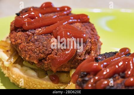 Hausgemachter Vegan und glutenfreier Hamburger, Nahaufnahme von Burger Stockfoto