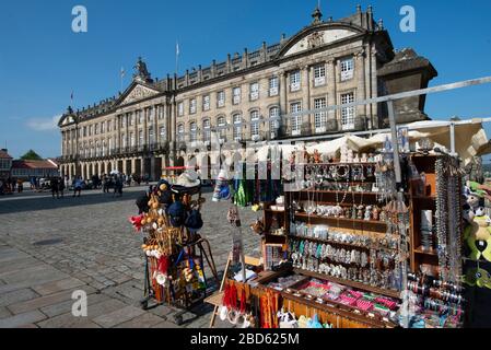 Souvenir-Verkäufer mit Palast von Raxoi im Hintergrund, Plaza del Obradoiro, Santiago de Compostela, Galicien, Spanien, Europa Stockfoto